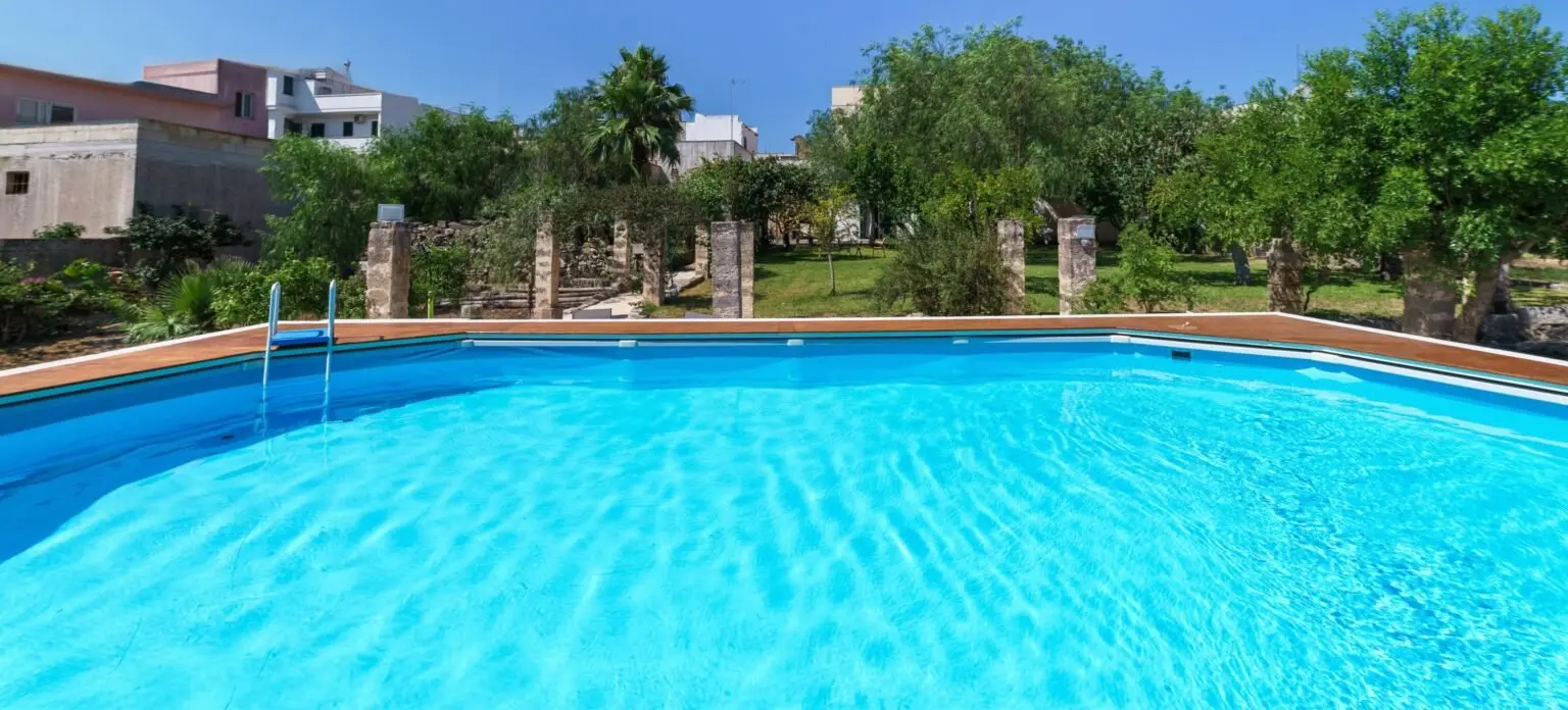 La piscina della Masseria De Donno al sole